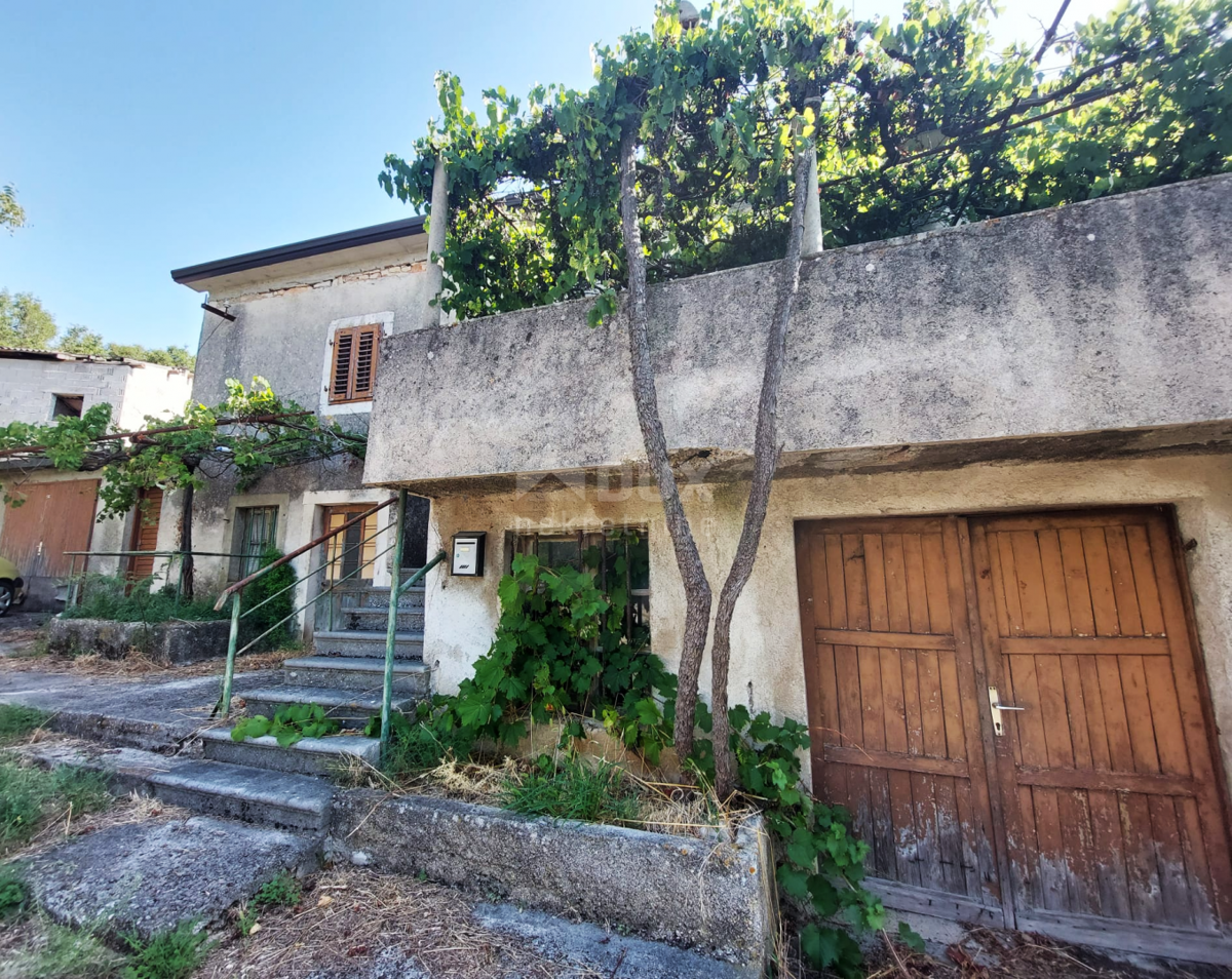 ISTRIA, LABIN - Casa in pietra in fase di ristrutturazione con vista mare