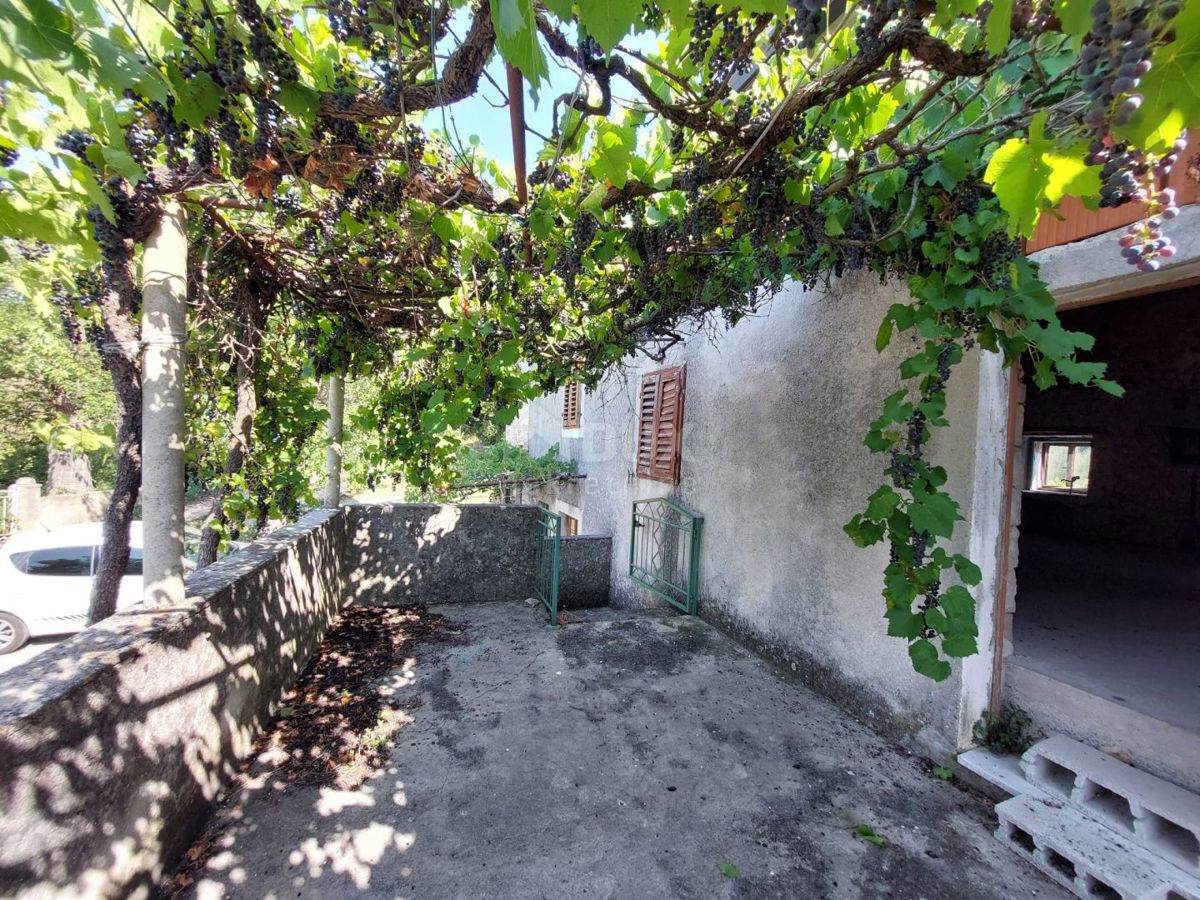 ISTRIA, LABIN - Casa in pietra in fase di ristrutturazione con vista mare