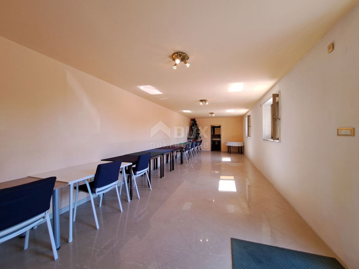 OPATIJA, POBRI - villa ben tenuta di 542m2 con un enorme potenziale con vista mare e giardino di 1200m2