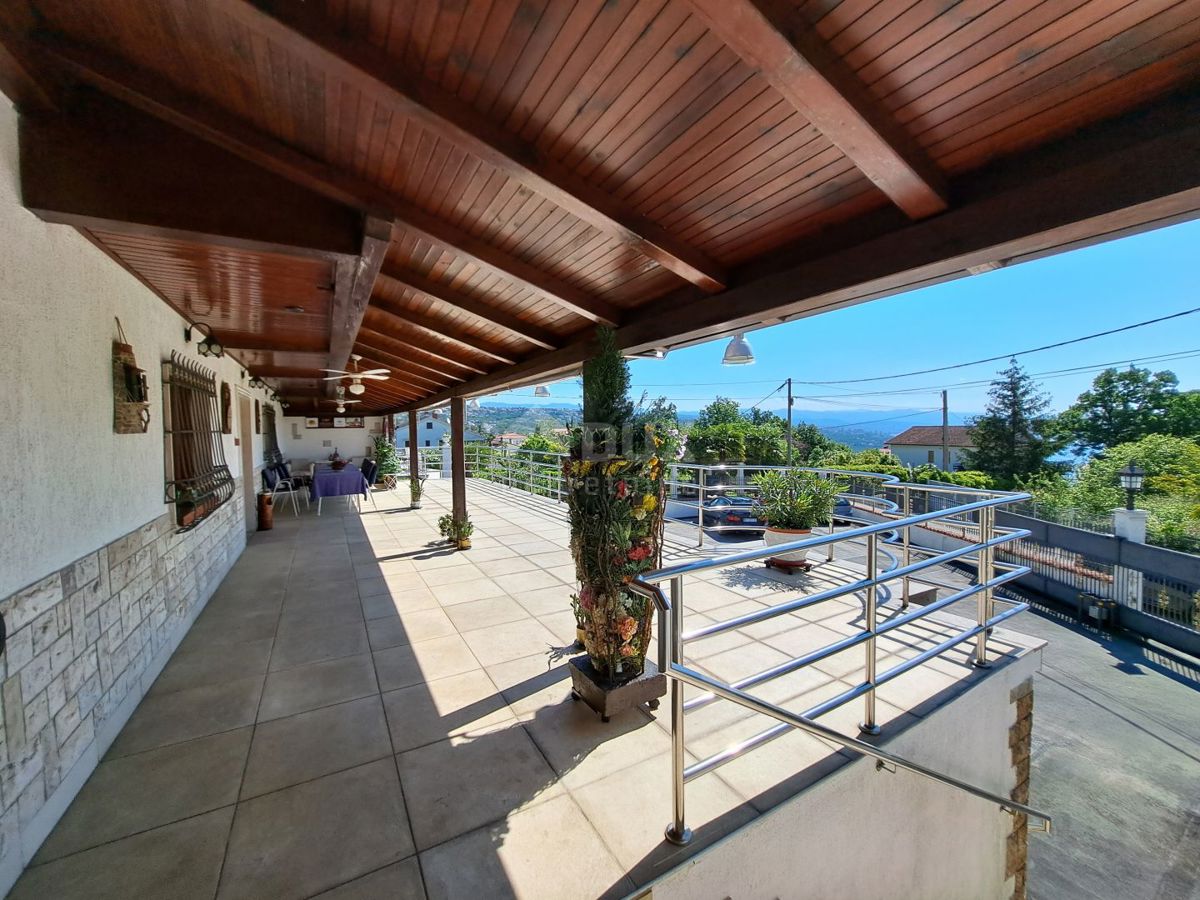 OPATIJA, POBRI - villa ben tenuta di 542m2 con un enorme potenziale con vista mare e giardino di 1200m2