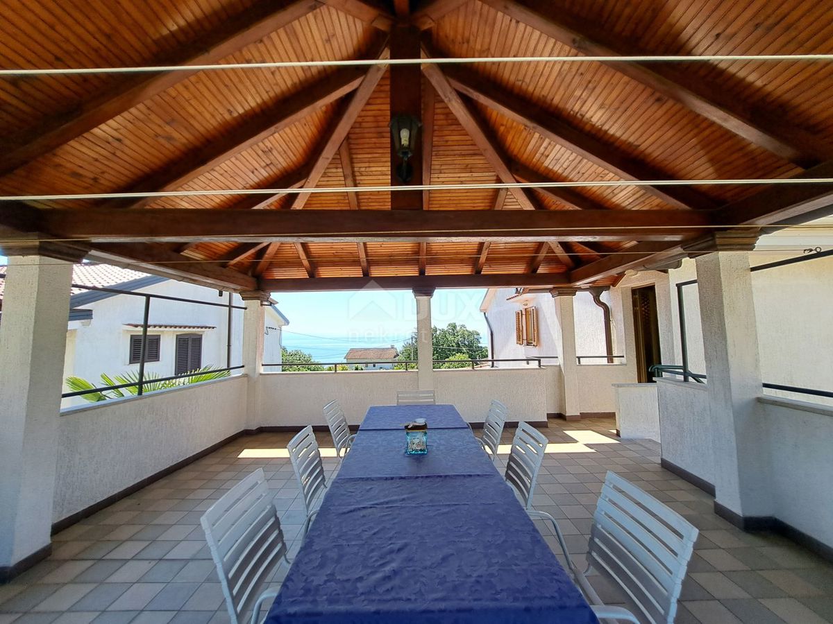 OPATIJA, POBRI - villa ben tenuta di 542m2 con un enorme potenziale con vista mare e giardino di 1200m2