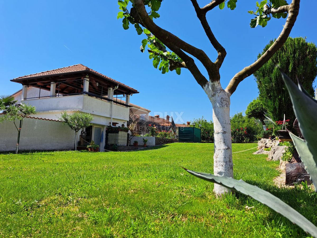 OPATIJA, POBRI - villa ben tenuta di 542m2 con un enorme potenziale con vista mare e giardino di 1200m2