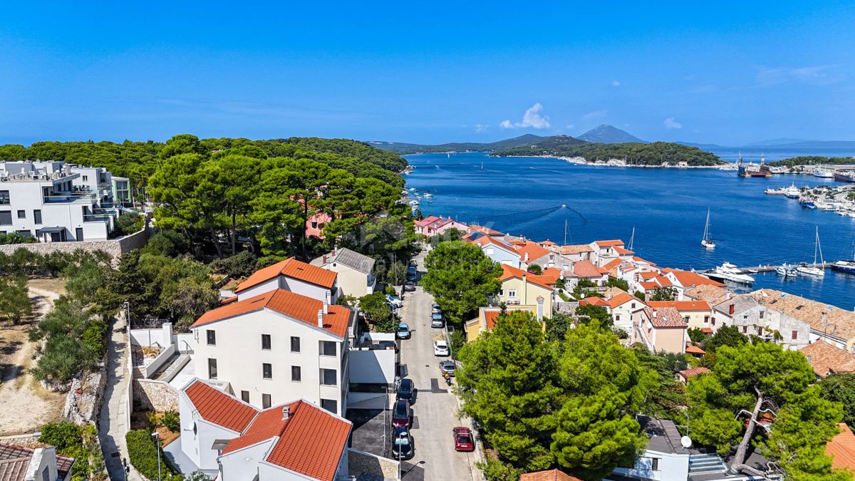 MALI LOŠINJ, CENTRO - Attico unico a 100 metri dal mare!