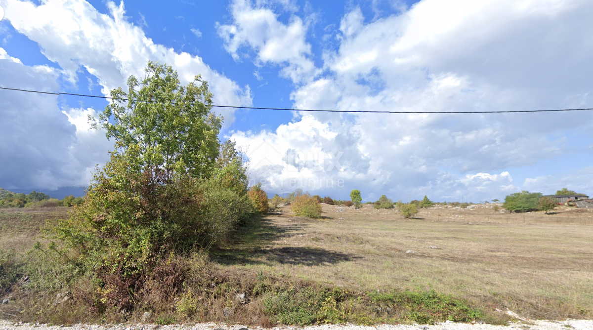 LOVINAC, LIKA - Ampio appezzamento di terreno vicino alla strada principale