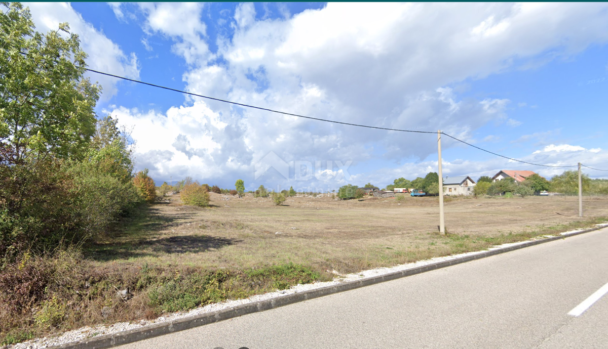 LOVINAC, LIKA - Ampio appezzamento di terreno vicino alla strada principale