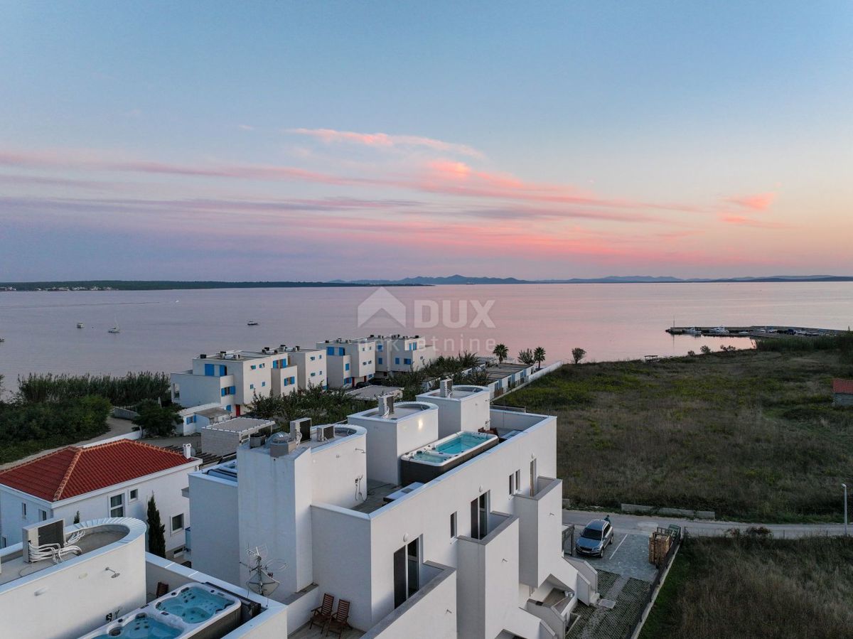 ZADAR, PRIVLAKA - La villa dei tuoi sogni: vista mare, jacuzzi sul tetto e solo 100 m dalla spiaggia! R4