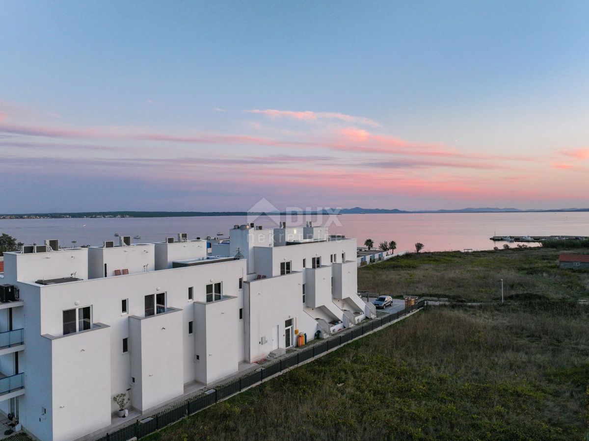 ZADAR, PRIVLAKA - La villa dei tuoi sogni: vista mare, jacuzzi sul tetto e solo 100 m dalla spiaggia! R4