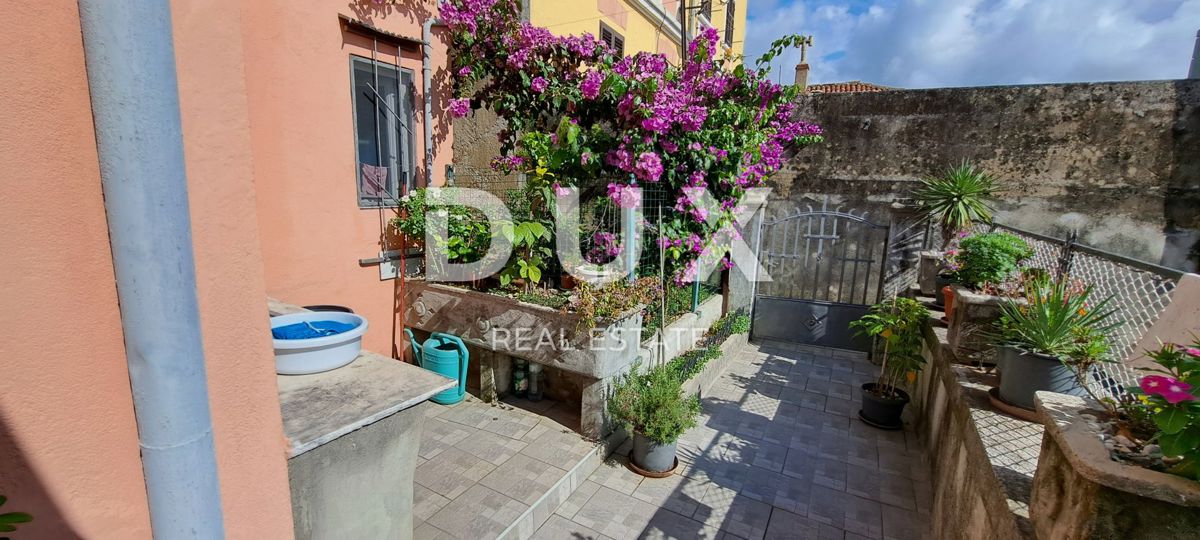 RIJEKA, KOZALA - Piccolo appartamento con ampia terrazza e vista panoramica