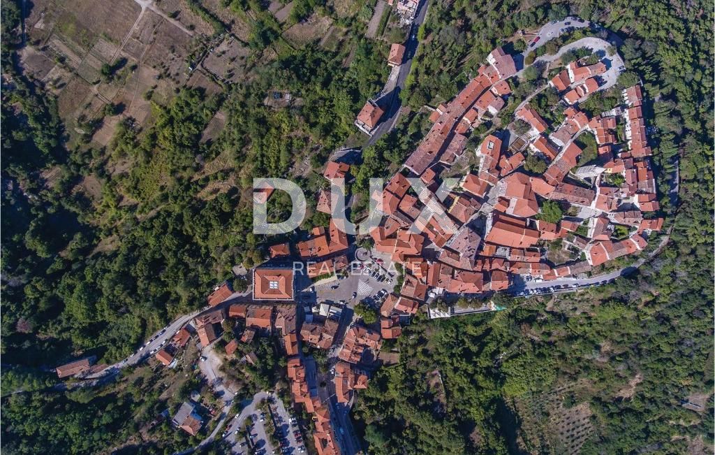 ISTRIA, LABIN - Due lotti edificabili ideali per la costruzione di ville/case unifamiliari/case vacanze