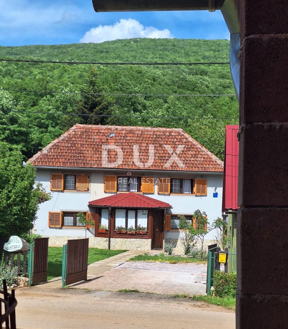 OTOČAC, SINAC - Casa in pietra con ampio cortile 