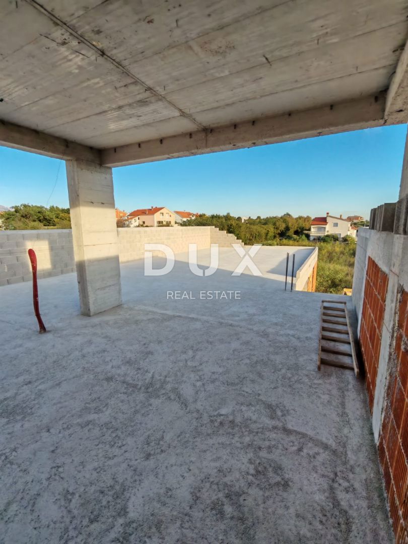 ZADAR, VRSI - Spazioso attico con cinque camere da letto, terrazza sul tetto con piscina e vista mare! S3