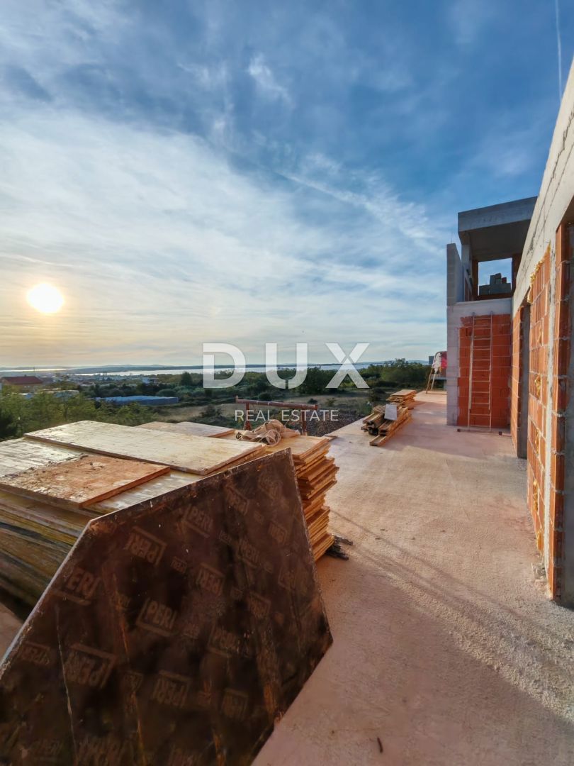 ZADAR, VRSI - Spazioso attico con cinque camere da letto, terrazza sul tetto con piscina e vista mare! S3