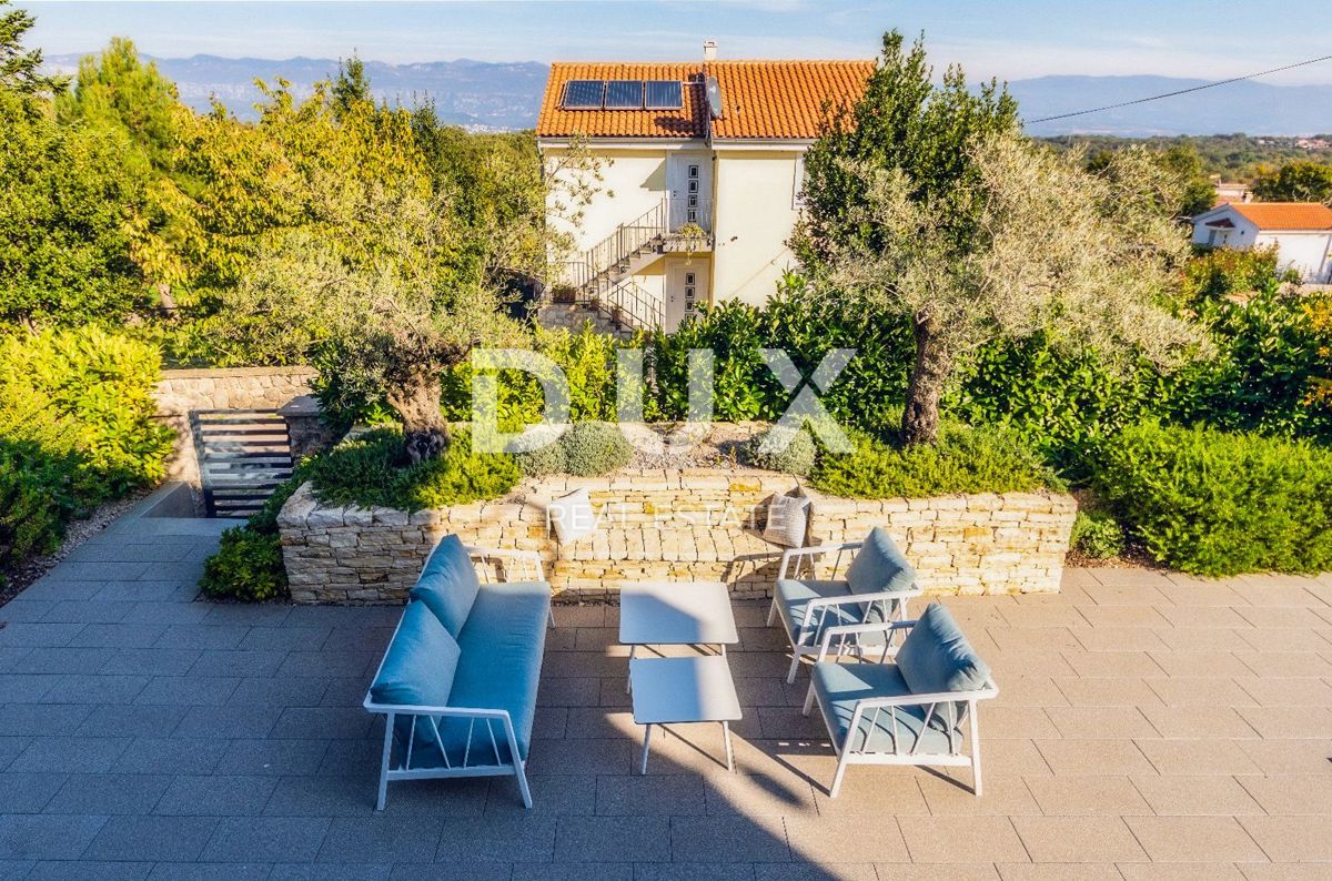 ISOLA DI KRK, DOBRINJ - Bella casa con piscina e vista sul mare