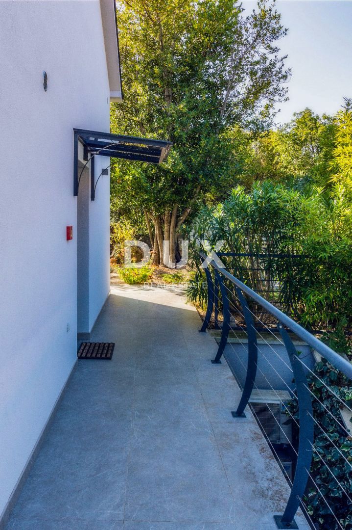 ISOLA DI KRK, DOBRINJ - Bella casa con piscina e vista sul mare