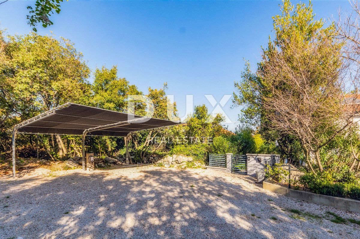 ISOLA DI KRK, DOBRINJ - Bella casa con piscina e vista sul mare