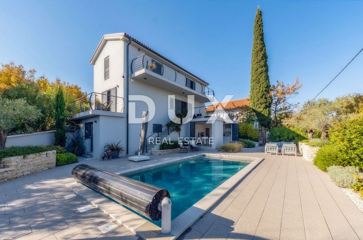 ISOLA DI KRK, DOBRINJ - Bella casa con piscina e vista sul mare