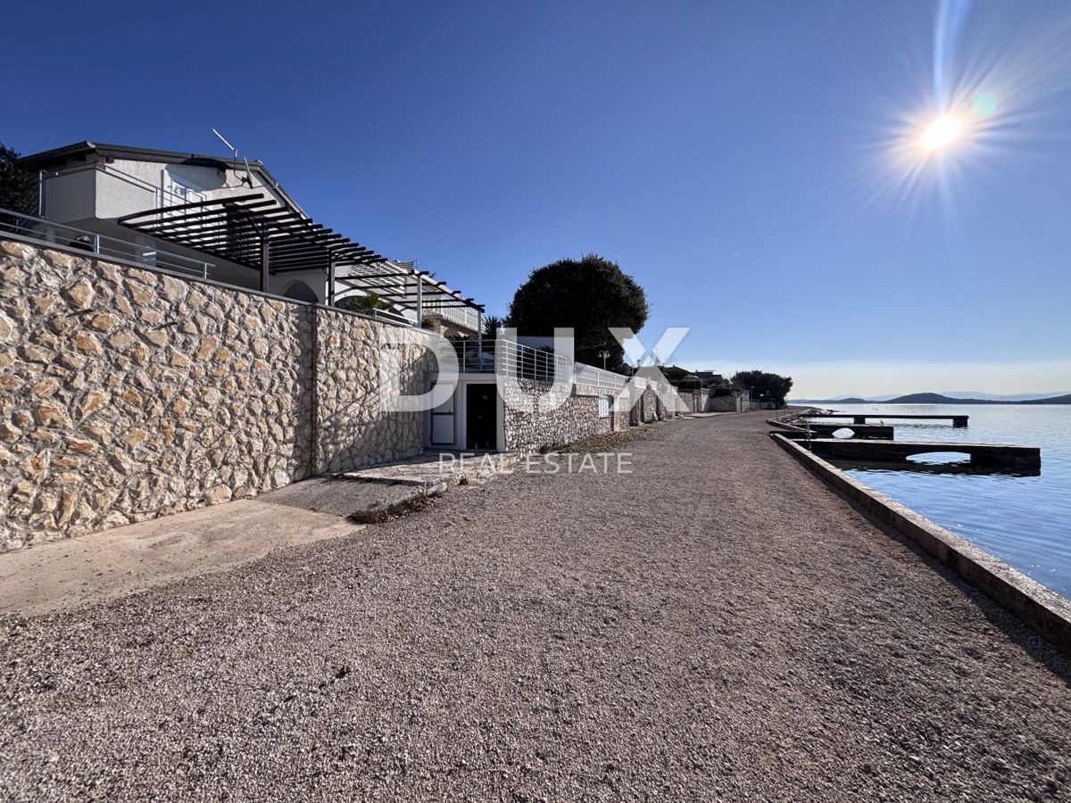 BIOGRAD, SVETI PETAR - Una meravigliosa casa per le vacanze, 1a fila al mare
