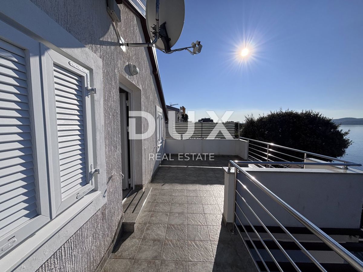 BIOGRAD, SVETI PETAR - Una meravigliosa casa per le vacanze, 1a fila al mare