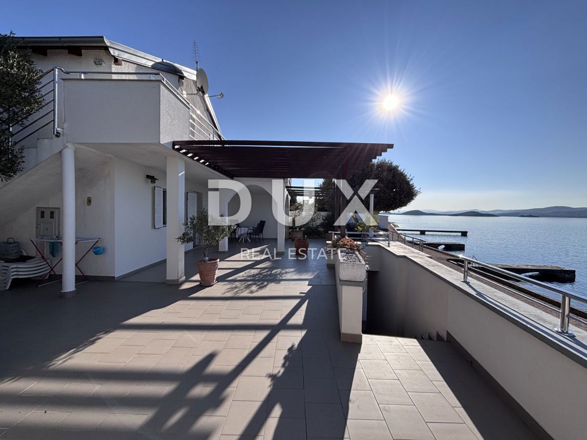 BIOGRAD, SVETI PETAR - Una meravigliosa casa per le vacanze, 1a fila al mare