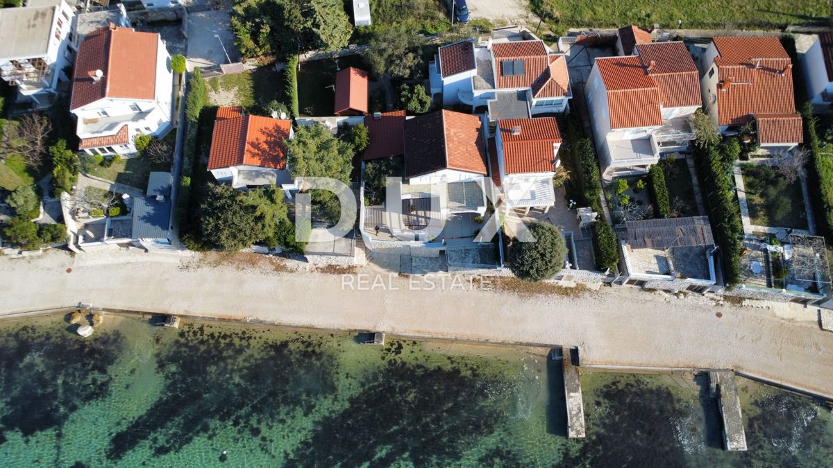BIOGRAD, SVETI PETAR - Una meravigliosa casa per le vacanze, 1a fila al mare