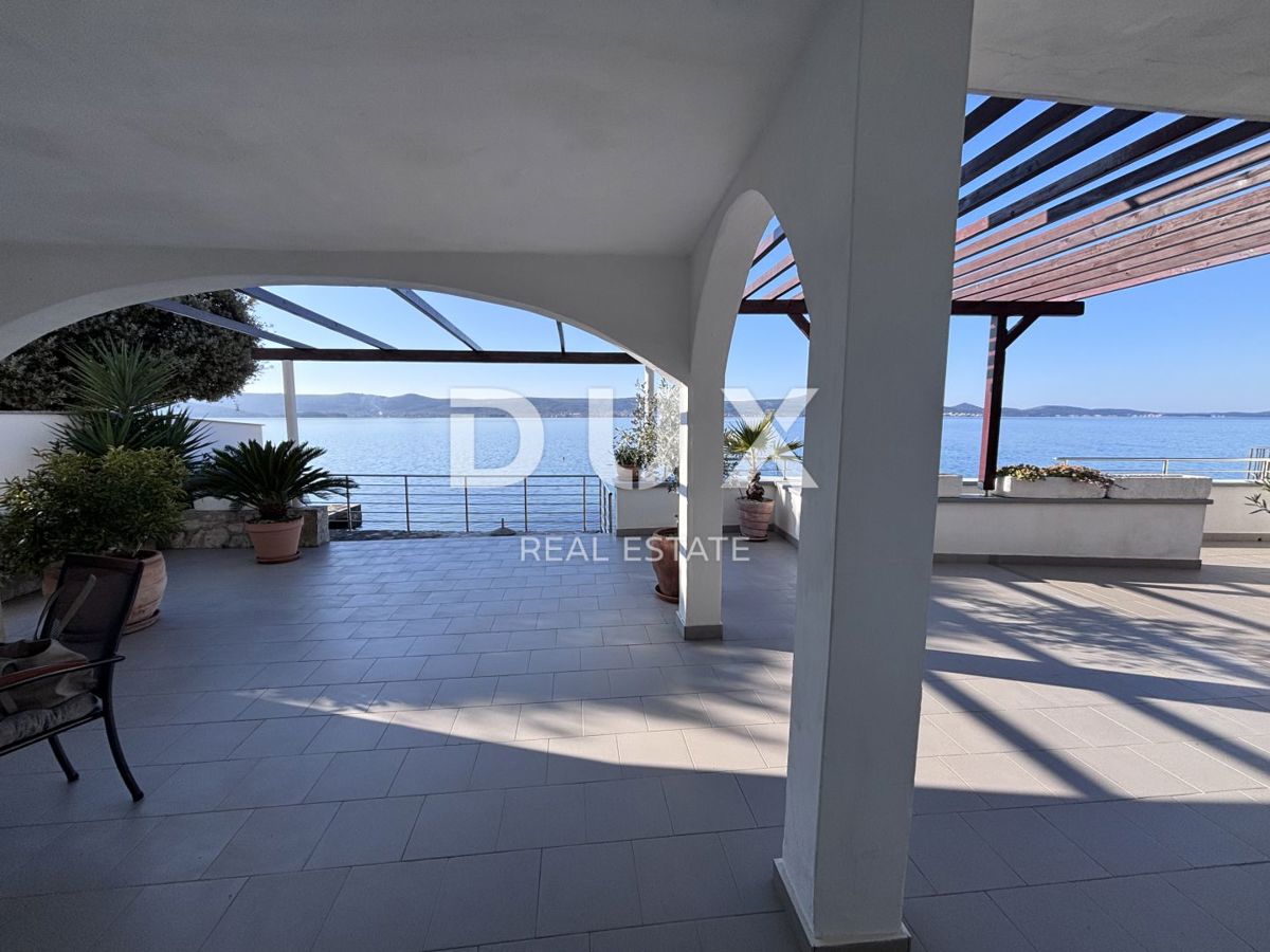 BIOGRAD, SVETI PETAR - Una meravigliosa casa per le vacanze, 1a fila al mare