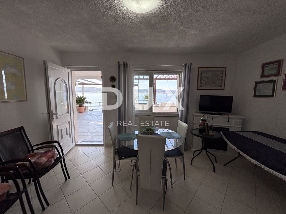 BIOGRAD, SVETI PETAR - Una meravigliosa casa per le vacanze, 1a fila al mare
