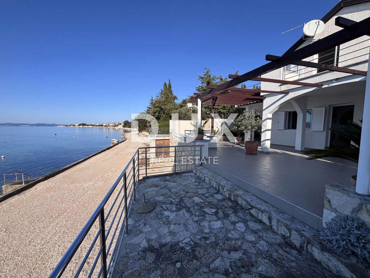 BIOGRAD, SVETI PETAR - Una meravigliosa casa per le vacanze, 1a fila al mare