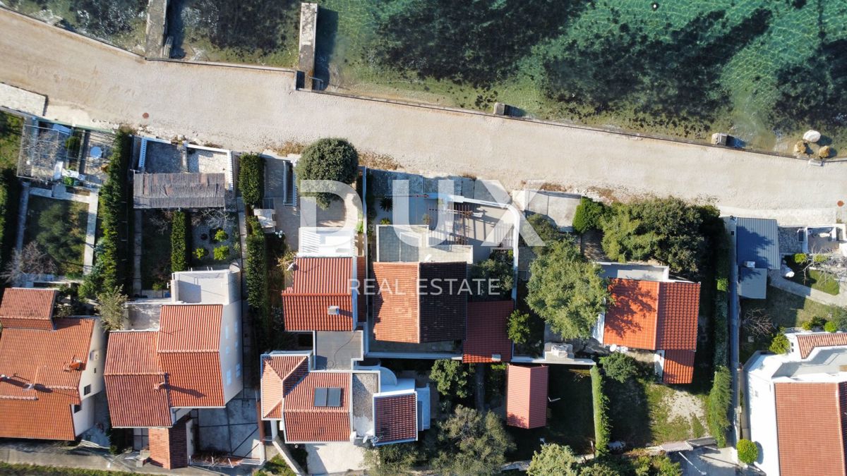 BIOGRAD, SVETI PETAR - Una meravigliosa casa per le vacanze, 1a fila al mare