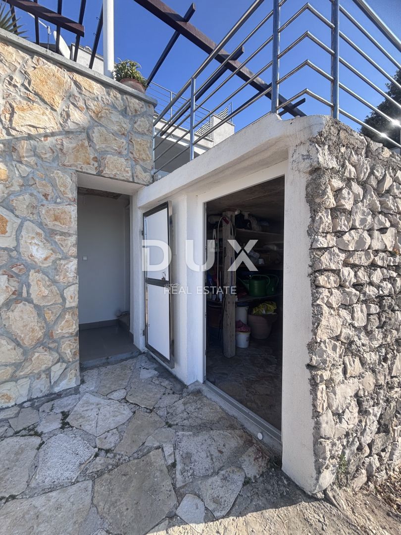 BIOGRAD, SVETI PETAR - Una meravigliosa casa per le vacanze, 1a fila al mare