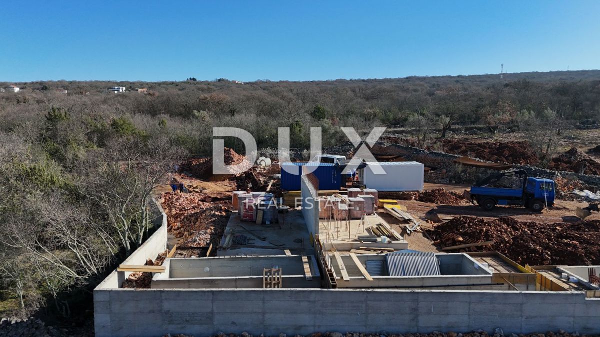 ISOLA DI KRK, MALINSKA - Posizione attraente! Casa bifamiliare con piscina