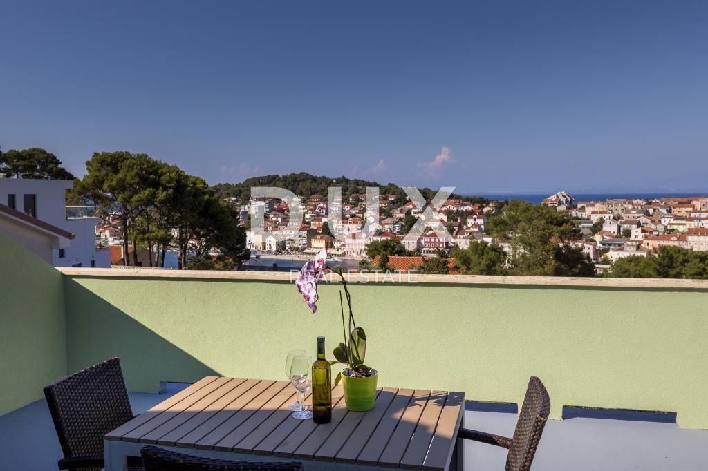 MALI LOŠINJ, CENTRO – Villa a Mali Lošinj, a 200 m dal mare – Vista perfetta e attività commerciale avviata