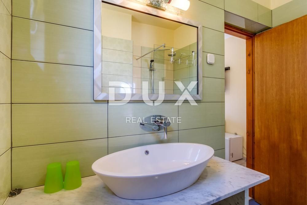 MALI LOŠINJ, CENTRO – Villa a Mali Lošinj, a 200 m dal mare – Vista perfetta e attività commerciale avviata