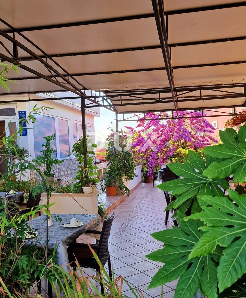 MALI LOŠINJ, CENTRO – Villa a Mali Lošinj, a 200 m dal mare – Vista perfetta e attività commerciale avviata