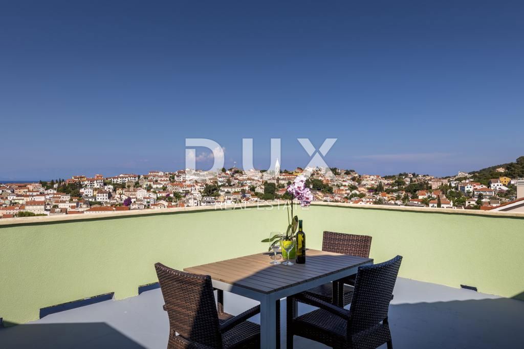 MALI LOŠINJ, CENTRO – Villa a Mali Lošinj, a 200 m dal mare – Vista perfetta e attività commerciale avviata