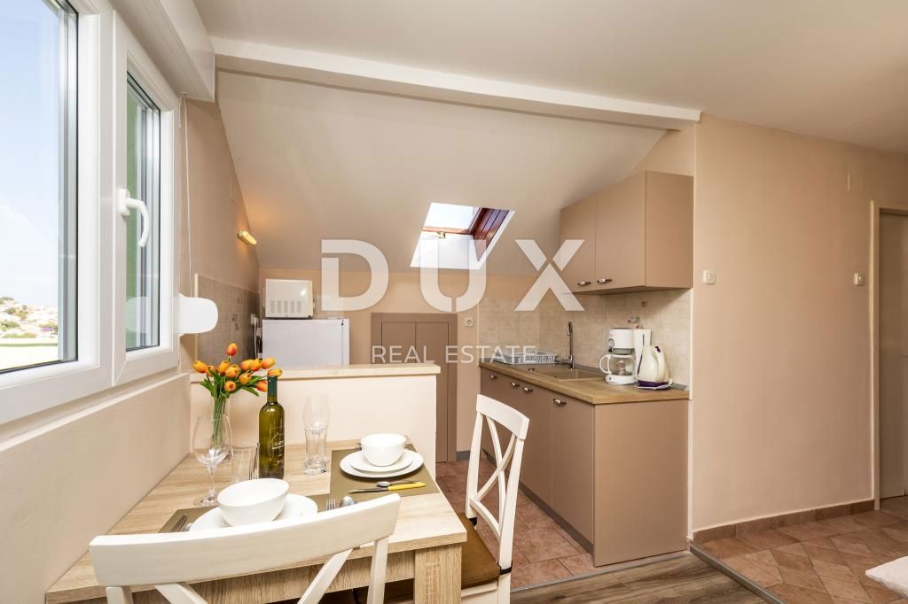 MALI LOŠINJ, CENTRO – Villa a Mali Lošinj, a 200 m dal mare – Vista perfetta e attività commerciale avviata
