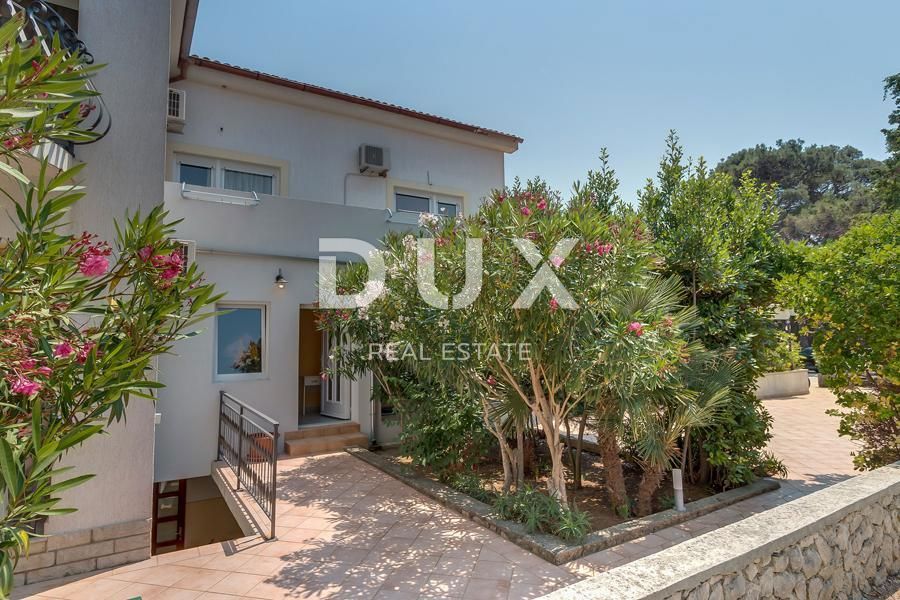 MALI LOŠINJ, CENTRO – Villa a Mali Lošinj, a 200 m dal mare – Vista perfetta e attività commerciale avviata