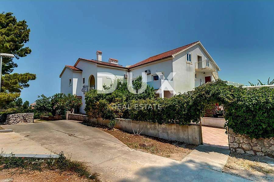 MALI LOŠINJ, CENTRO – Villa a Mali Lošinj, a 200 m dal mare – Vista perfetta e attività commerciale avviata