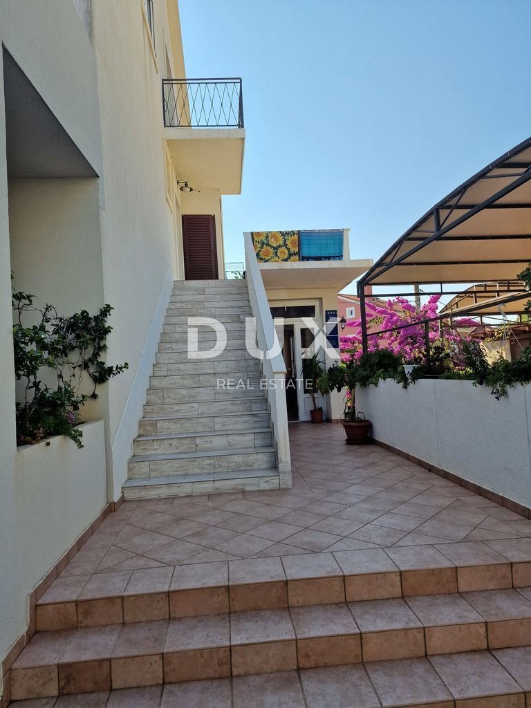 MALI LOŠINJ, CENTRO – Villa a Mali Lošinj, a 200 m dal mare – Vista perfetta e attività commerciale avviata