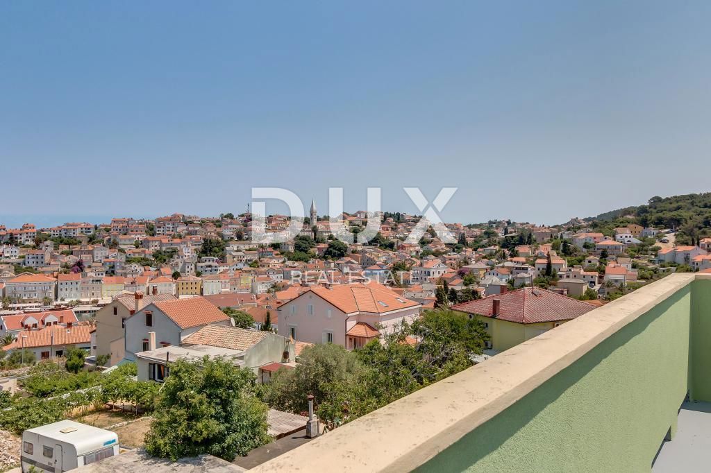 MALI LOŠINJ, CENTRO – Villa a Mali Lošinj, a 200 m dal mare – Vista perfetta e attività commerciale avviata