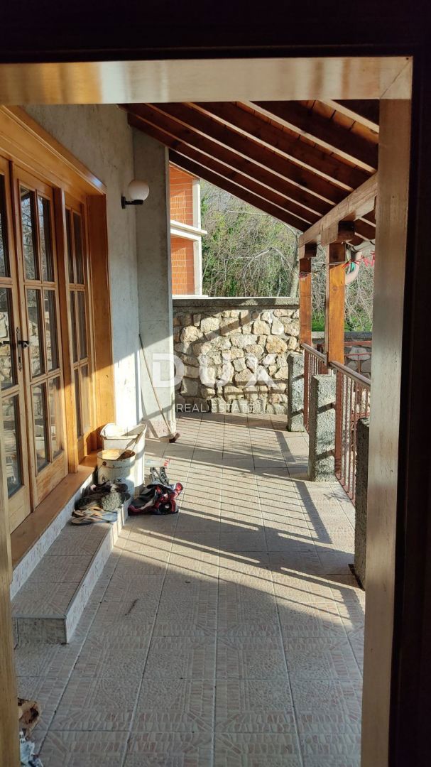 CRIKVENICA, TRIBALJ - Casa in pietra 135 m2, con vista mare