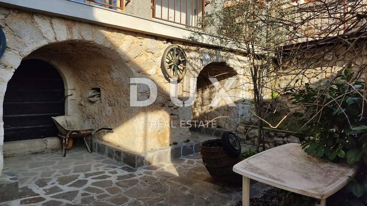 CRIKVENICA, TRIBALJ - Casa in pietra 135 m2, con vista mare