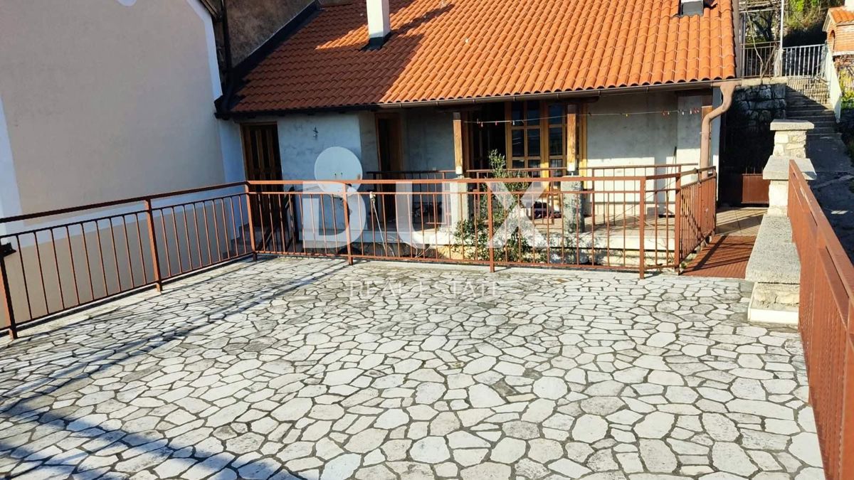 CRIKVENICA, TRIBALJ - Casa in pietra 135 m2, con vista mare