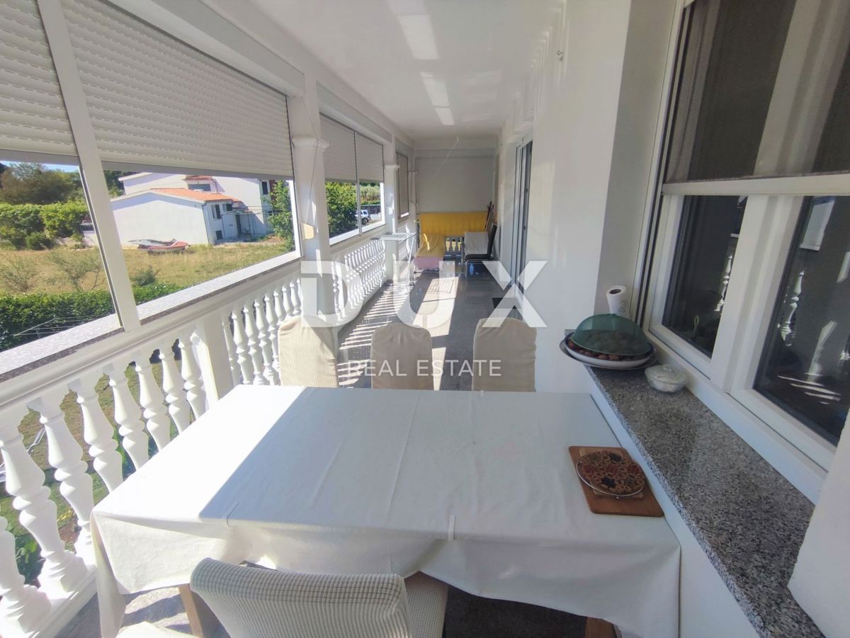 ISTRIA, VALBANDON - Casa con appartamenti vicino al mare con 7 appartamenti e un grande giardino