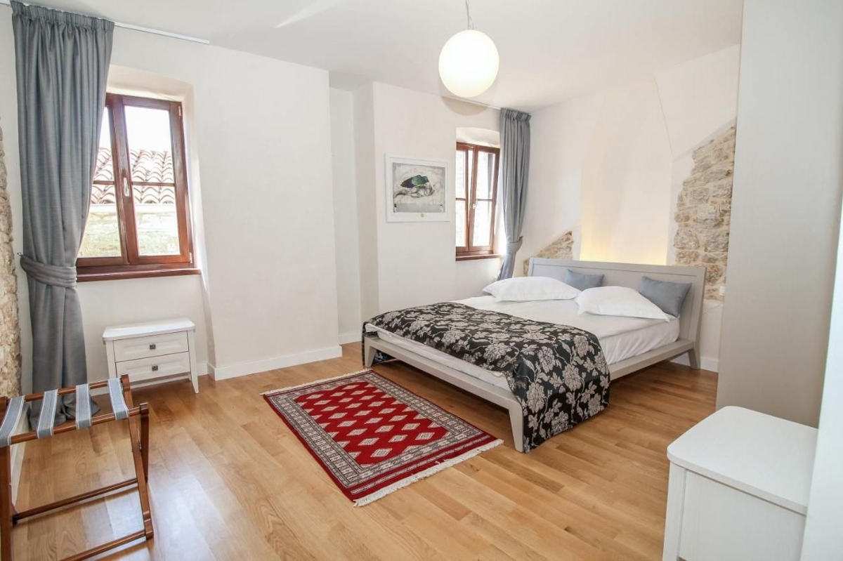 ISTRIA, BALE - Bellissima casa in pietra con dettagli architettonici moderni!