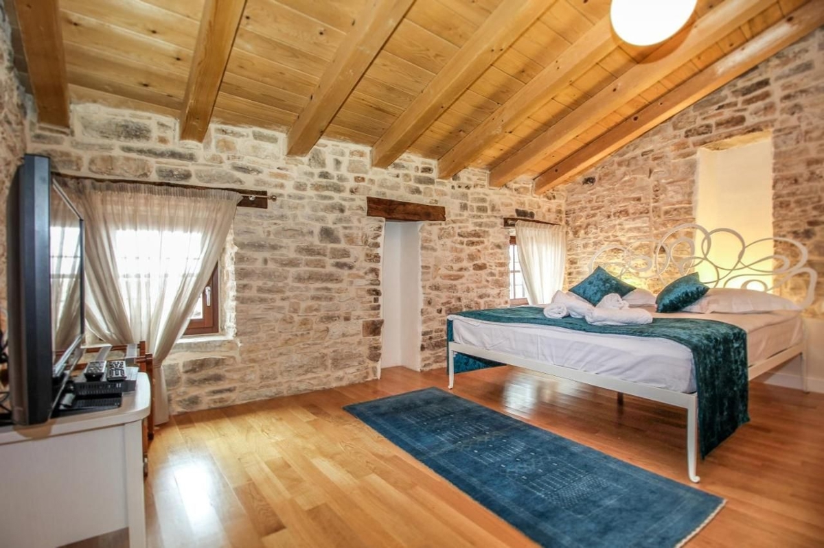 ISTRIA, BALE - Bellissima casa in pietra con dettagli architettonici moderni!