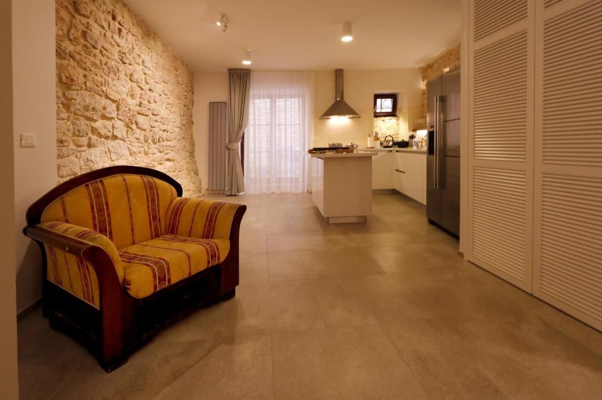 ISTRIA, BALE - Bellissima casa in pietra con dettagli architettonici moderni!