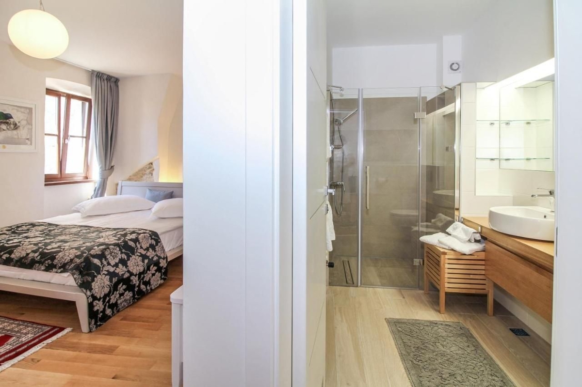 ISTRIA, BALE - Bellissima casa in pietra con dettagli architettonici moderni!