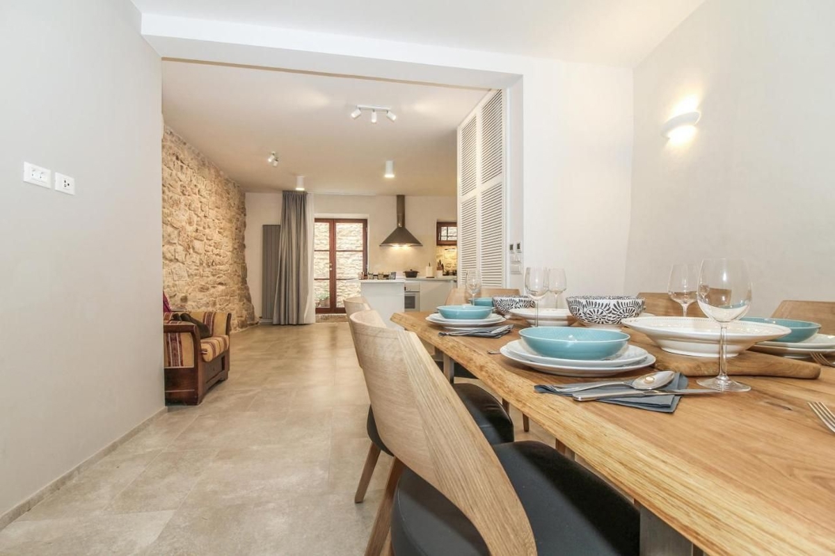 ISTRIA, BALE - Bellissima casa in pietra con dettagli architettonici moderni!