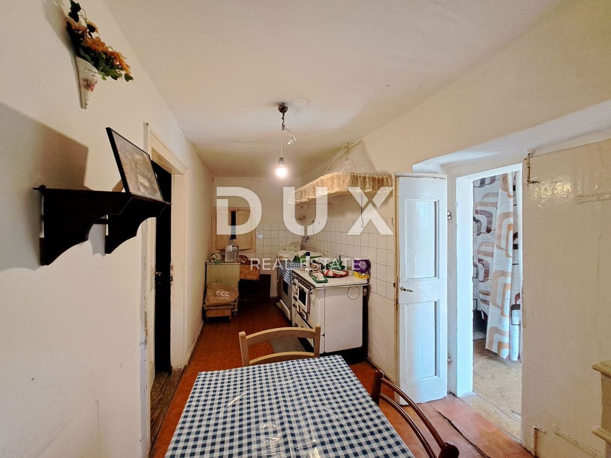 ISTRIA, GROŽNJAN, DINTORNI - casa antica da ristrutturare con terreno di 60.000 m²