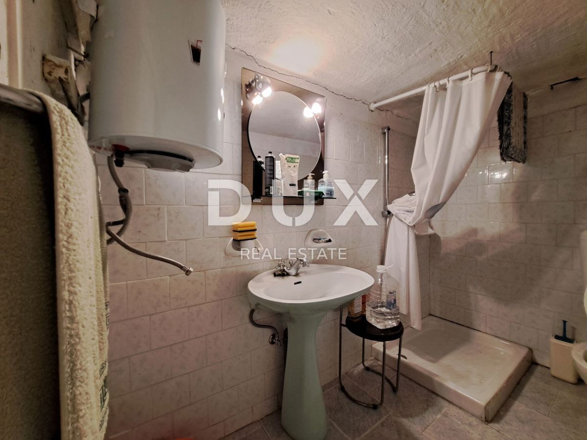 ISTRIA, GROŽNJAN, DINTORNI - casa antica da ristrutturare con terreno di 60.000 m²